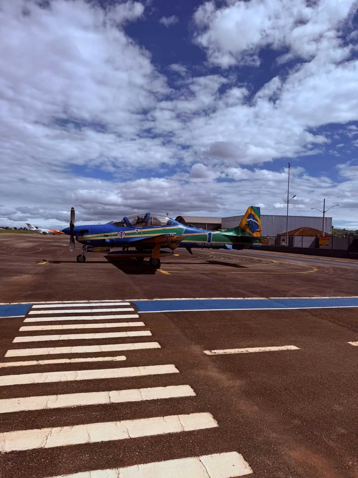 Esquadrilha da Fumaça encerra com chave de ouro as comemorações dos 207 anos de Itajubá