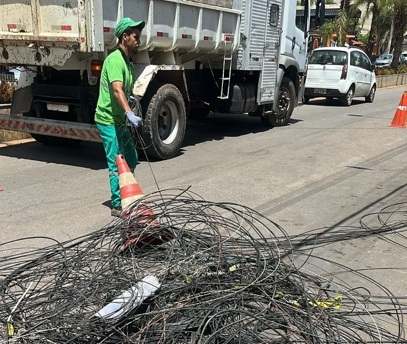 Cemig remove 63,5 toneladas de cabos de telecomunicações irregulares em postes em 2025
