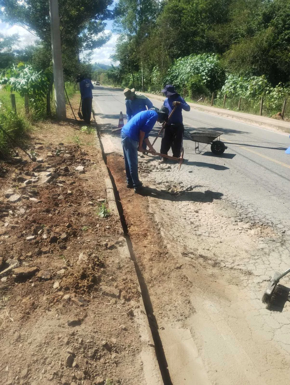 Mutirão de limpeza realiza operação tapa-buracos no bairro Anhumas