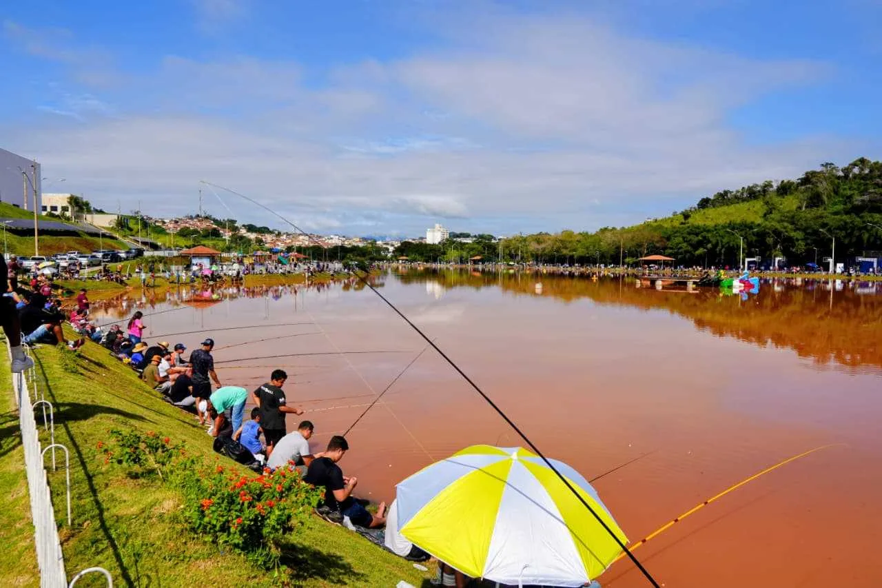 Sexta de pescaria reúne centenas até as 17h no Parque da Cidade
