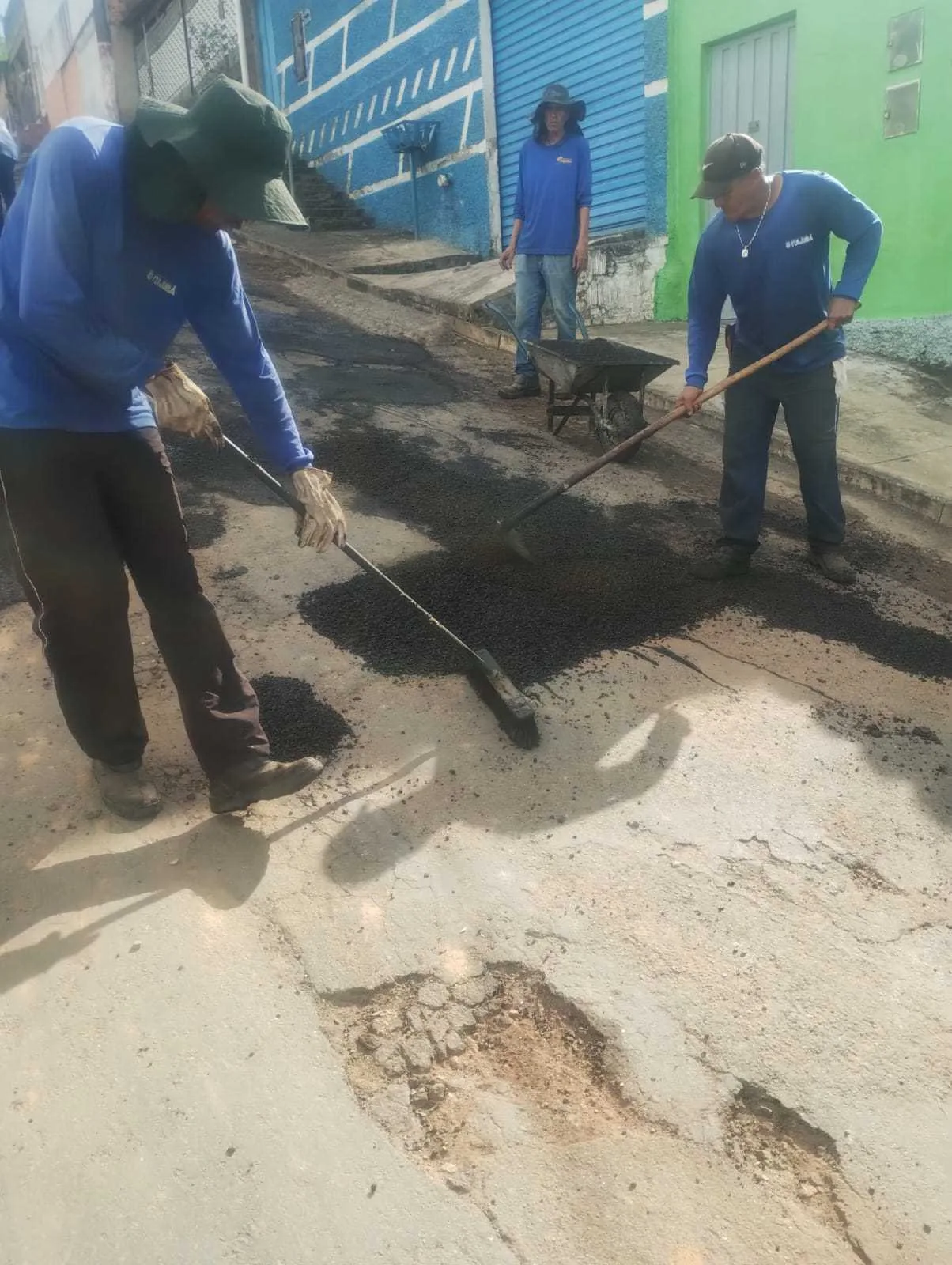 Mutirão de limpeza realiza operação tapa-buraco no bairro Santa Helena