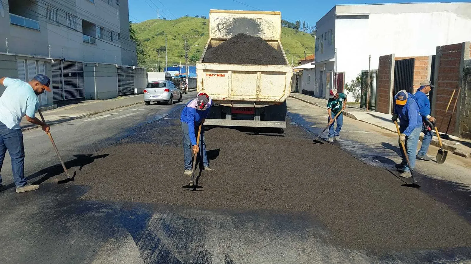 Prefeitura realiza recomposição asfáltica no bairro Varginha