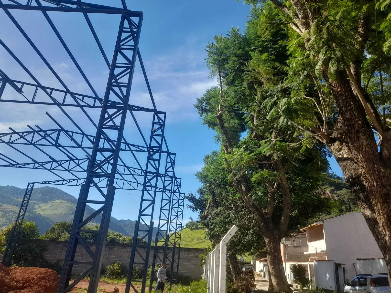 Mutirão de limpeza realiza poda de árvores em diversos bairros de Itajubá
