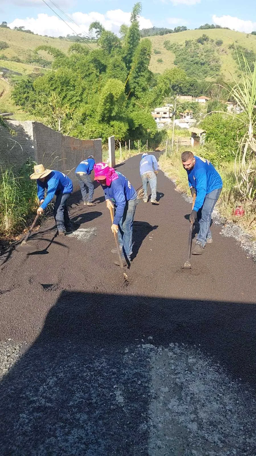 Asfaltamento é realizado no bairro Retiro