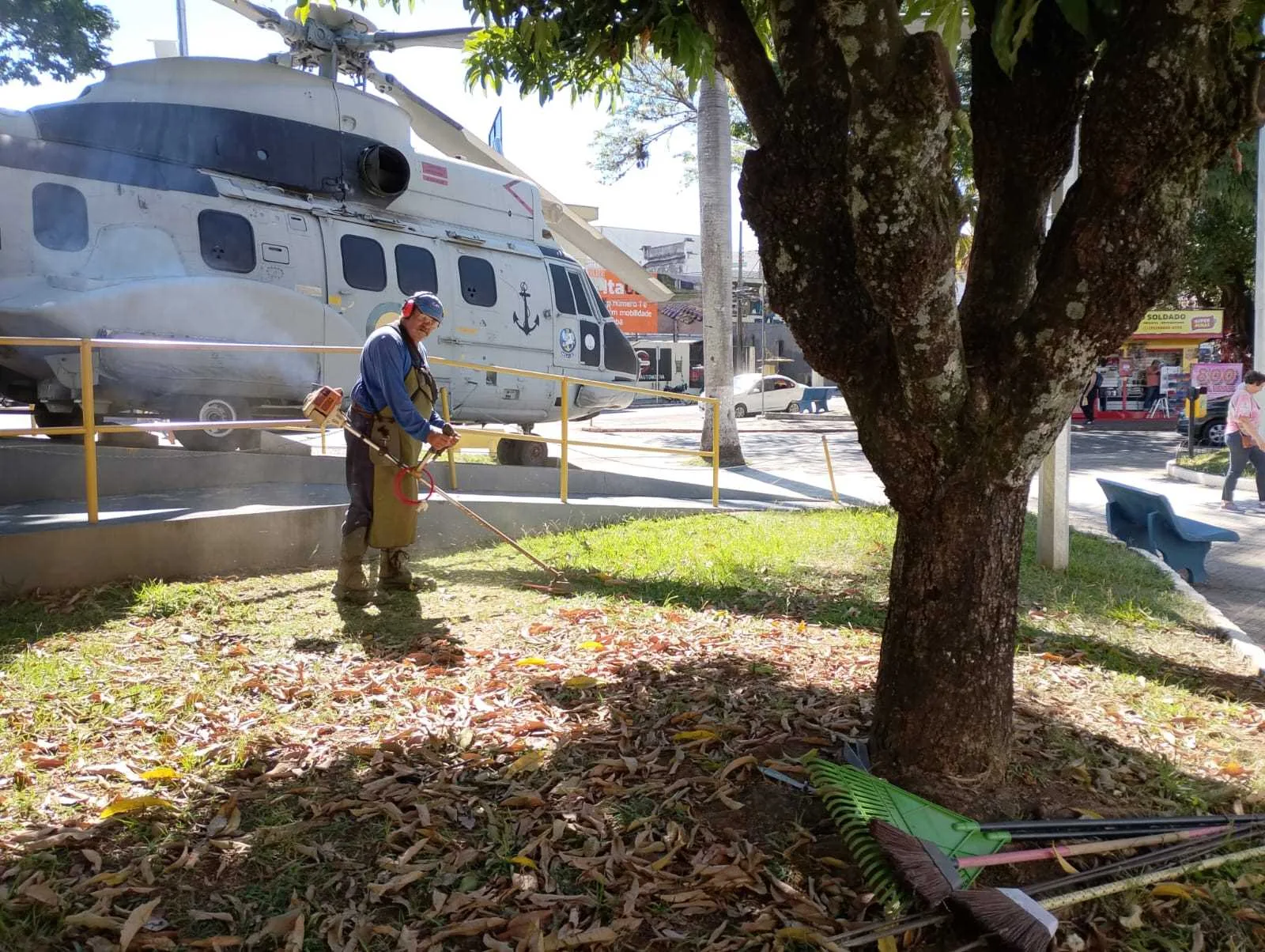 Praça do Soldado recebe roçada e limpeza para garantir mais cuidado e conservação
