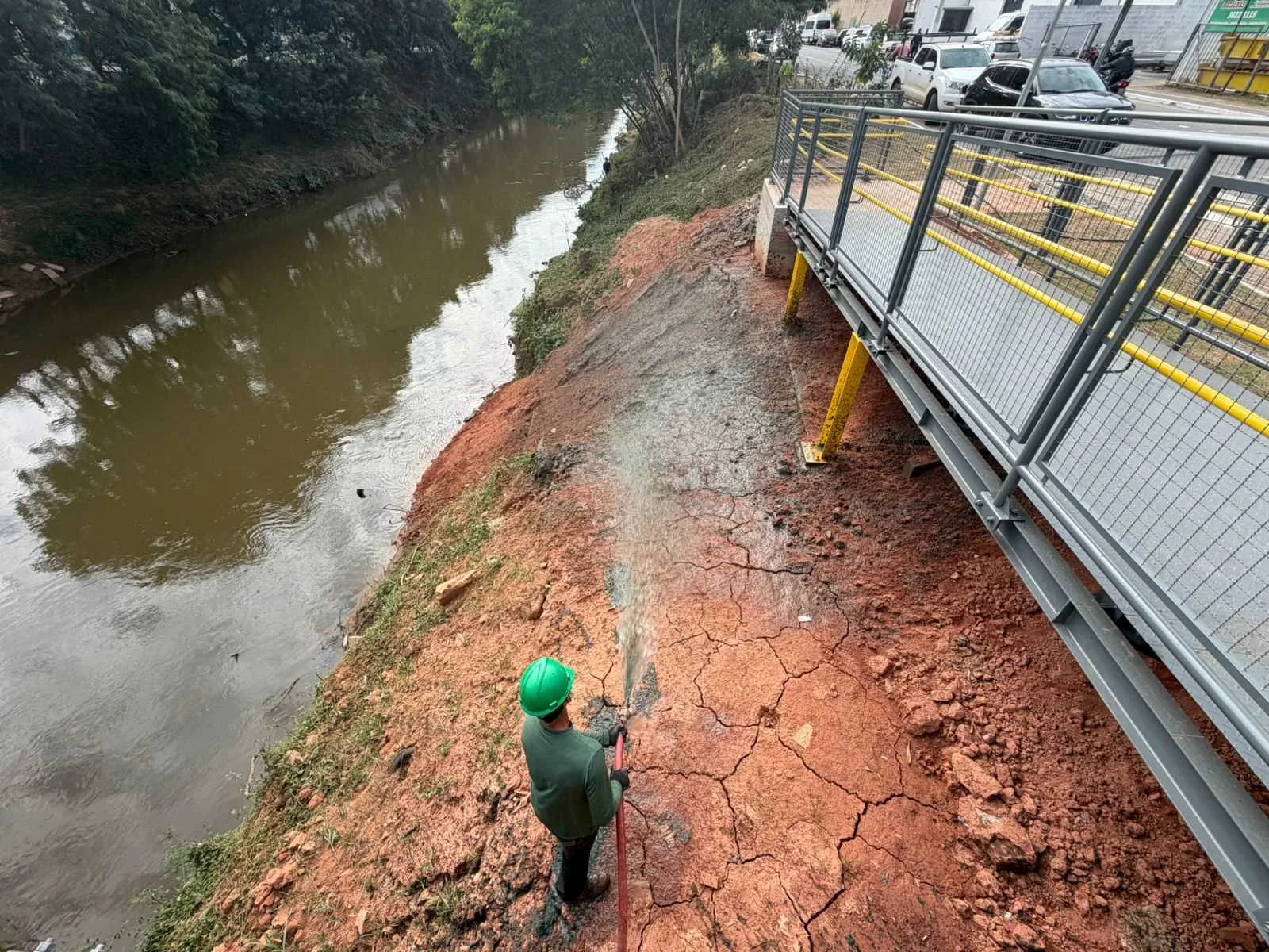 Hidrossemeadura fortalece solo nos arredores da passarela da FEPI
