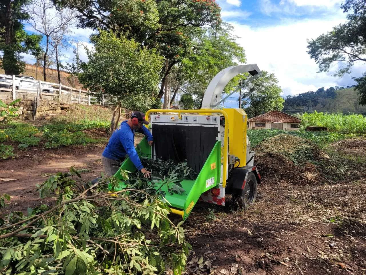 Prefeitura transforma galhos de podas em adubo natural para produtores rurais de Itajubá