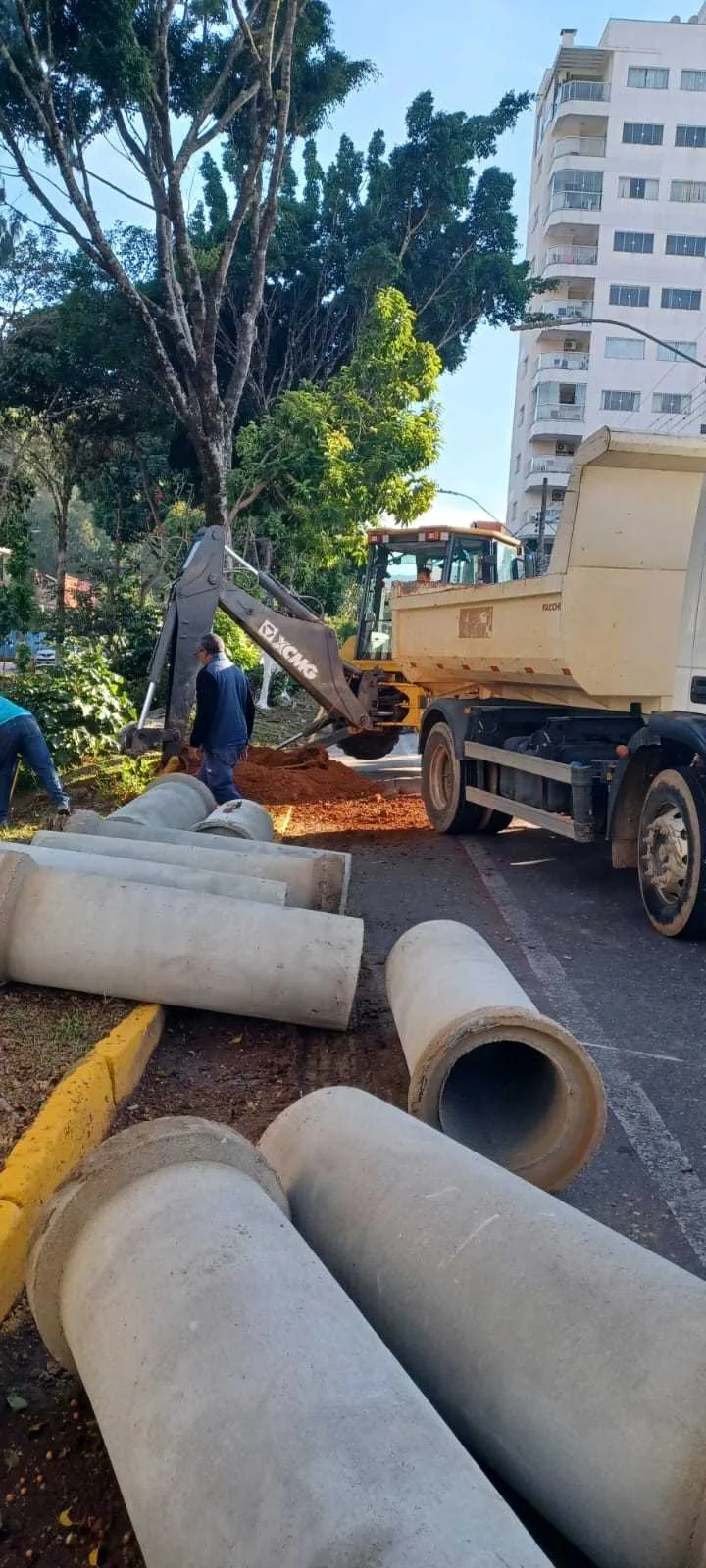 Secretaria de Obras executa melhorias na rede pluvial da Avenida BPS