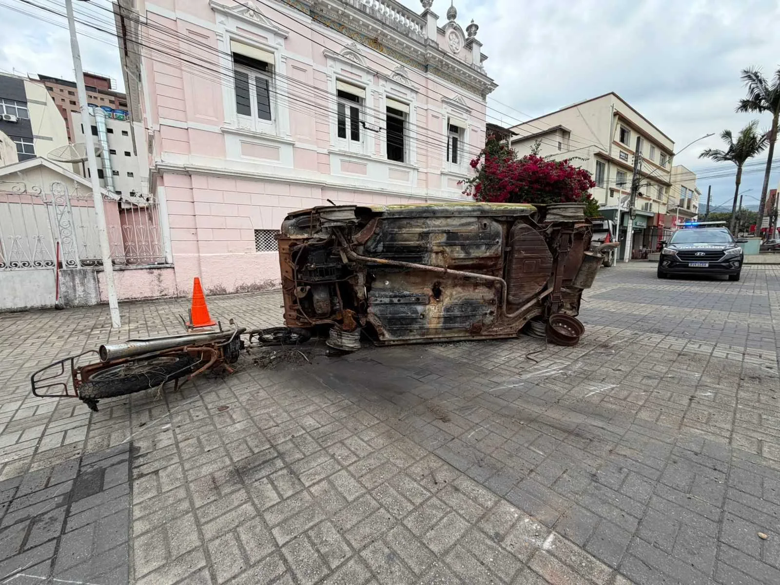Simulação de acidente mobiliza forças de segurança durante campanha Maio Amarelo em Itajubá