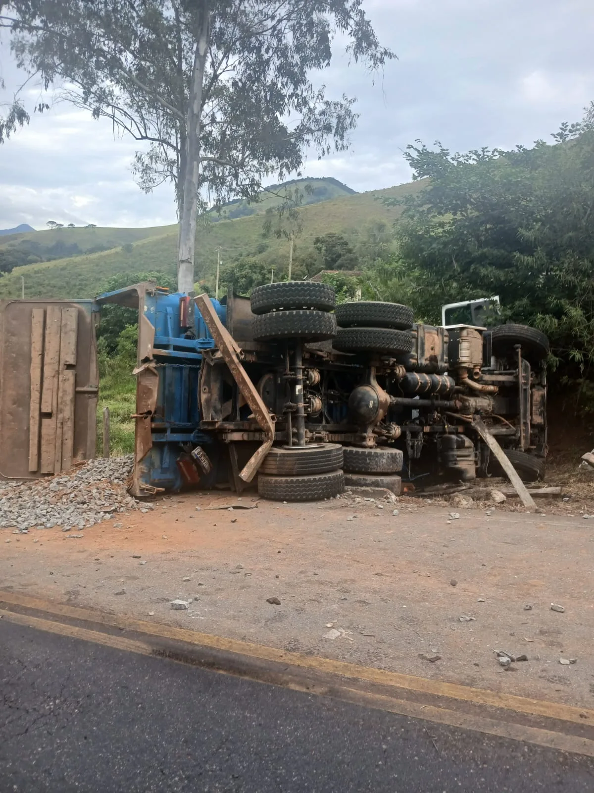 B.O. 56º BPMMG: Grave acidente com caminhões na MGC-383 deixa condutores feridos