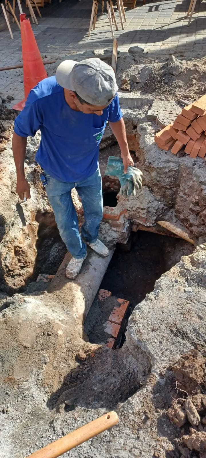 Prefeitura realiza reparo em rede pluvial na Praça Theodomiro Santiago