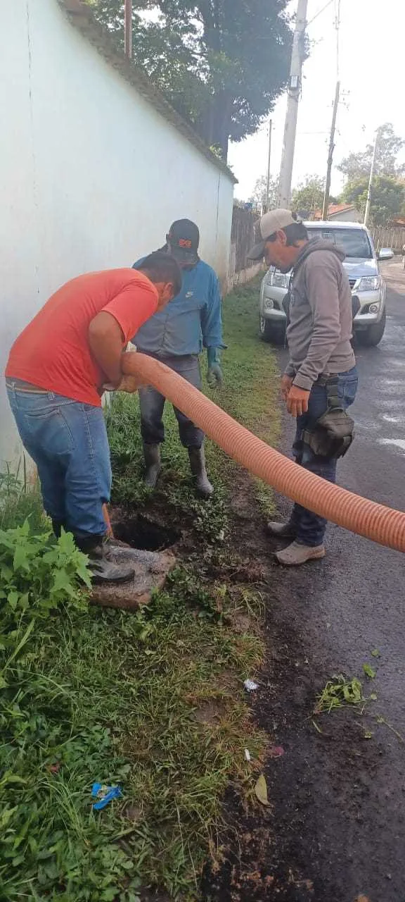 Anhumas recebe serviço de desobstrução da rede de esgoto