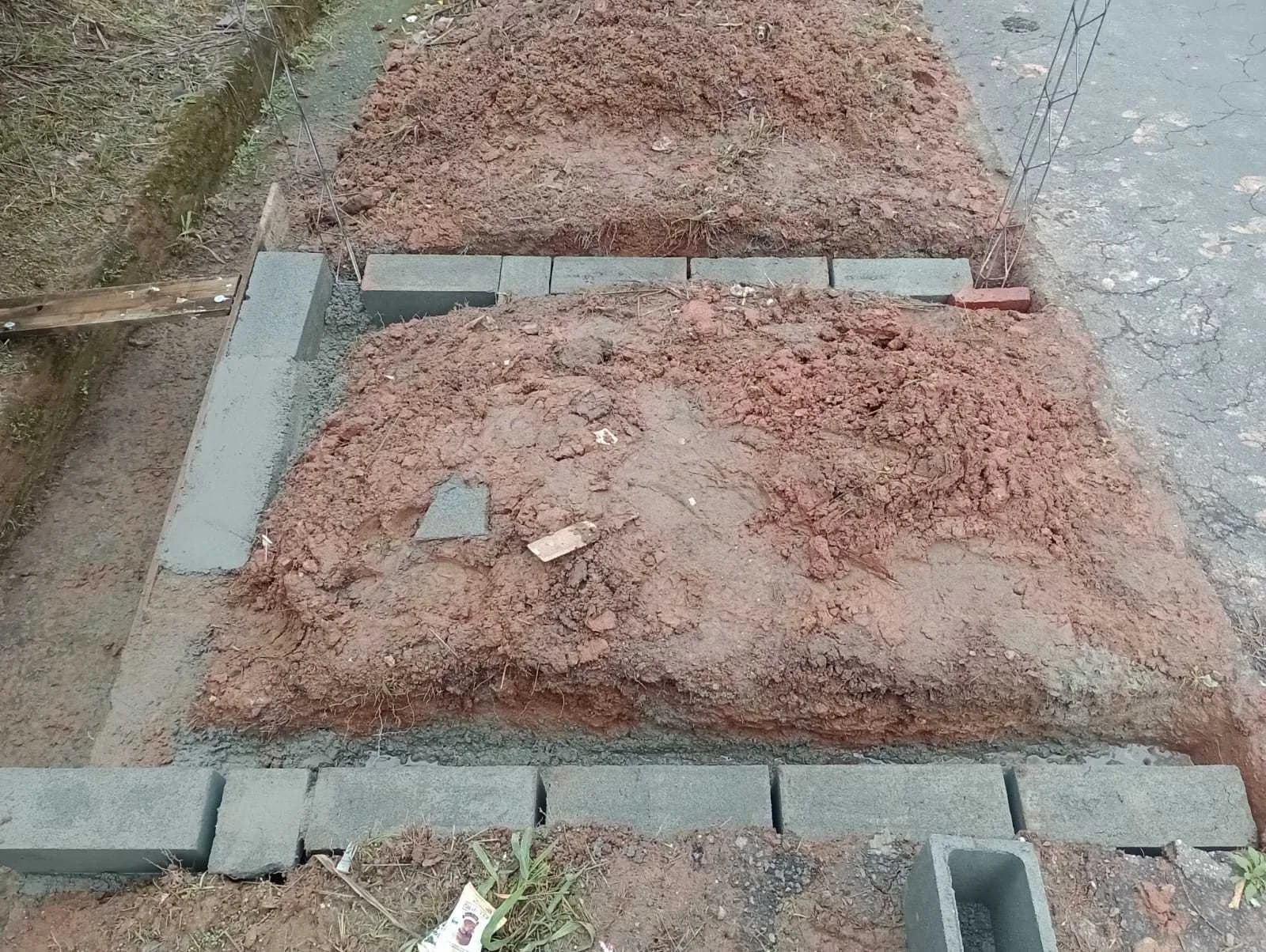 Bairro Varginha recebe base para novas baias para contêineres