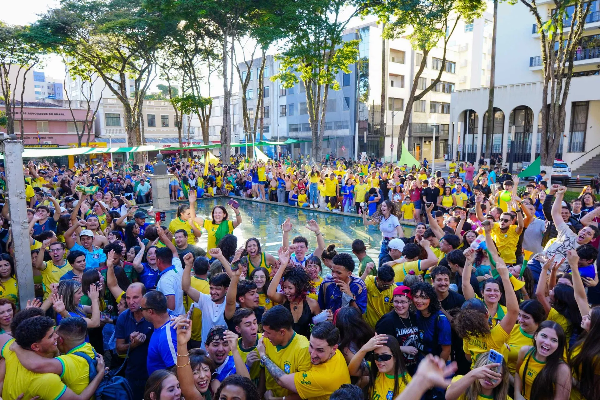 Sucesso de público: telão na Praça Theodomiro Santiago reúne centenas de torcedores