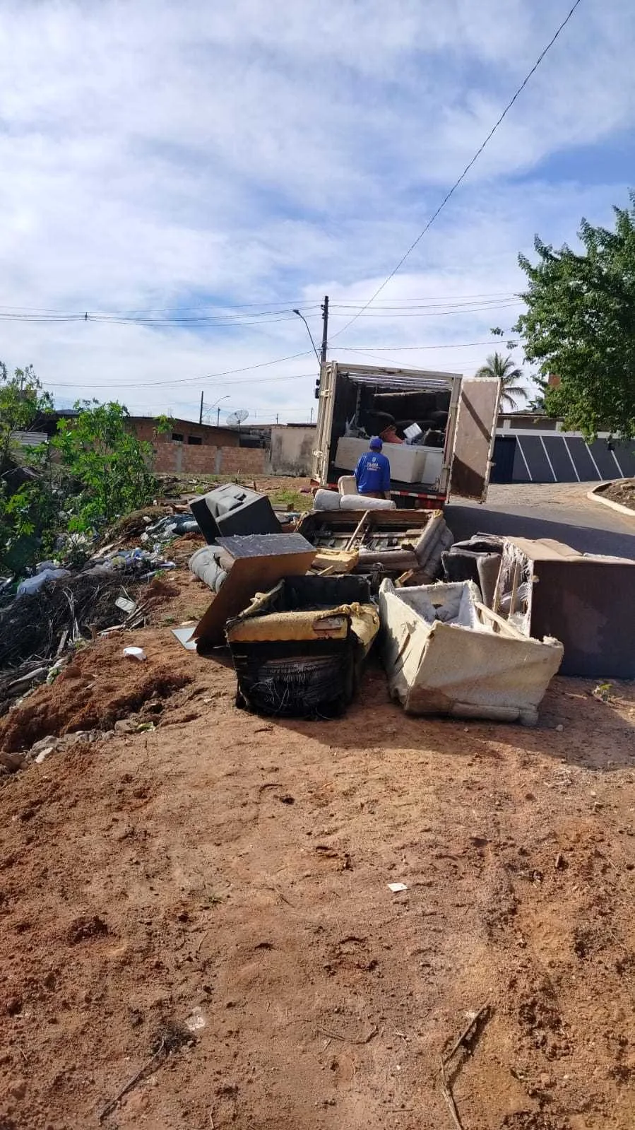 Mutirão de limpeza alerta para descarte irregular de materiais durante ação no Santa Terezinha