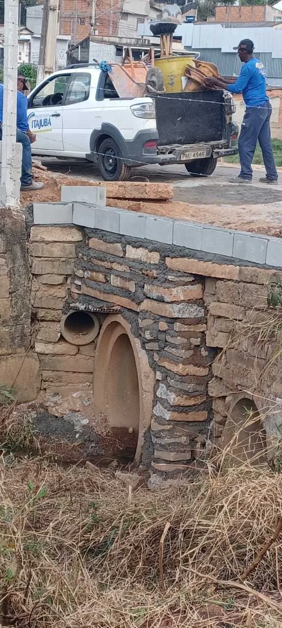 Execução de muro no bueiro é realizada no bairro Bahamas