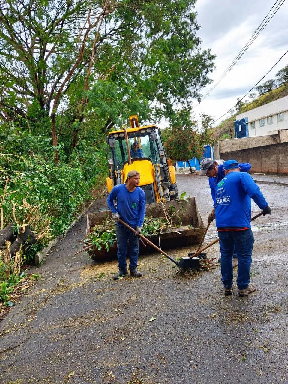 Sexta-feira de trabalho intenso na limpeza da cidade