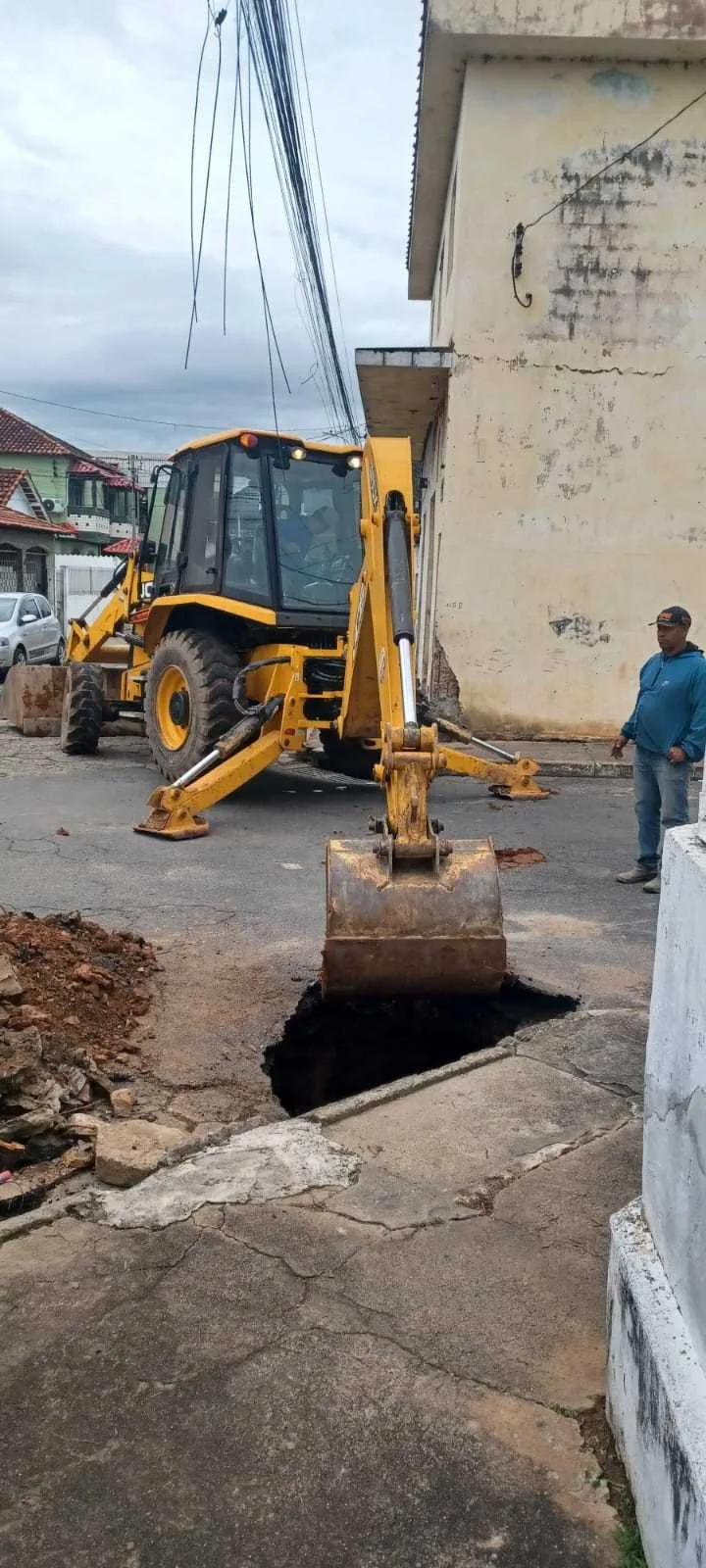 Secretaria de Obras realiza reparo em rede pluvial na Rua Paraisópolis, no São Judas Tadeu