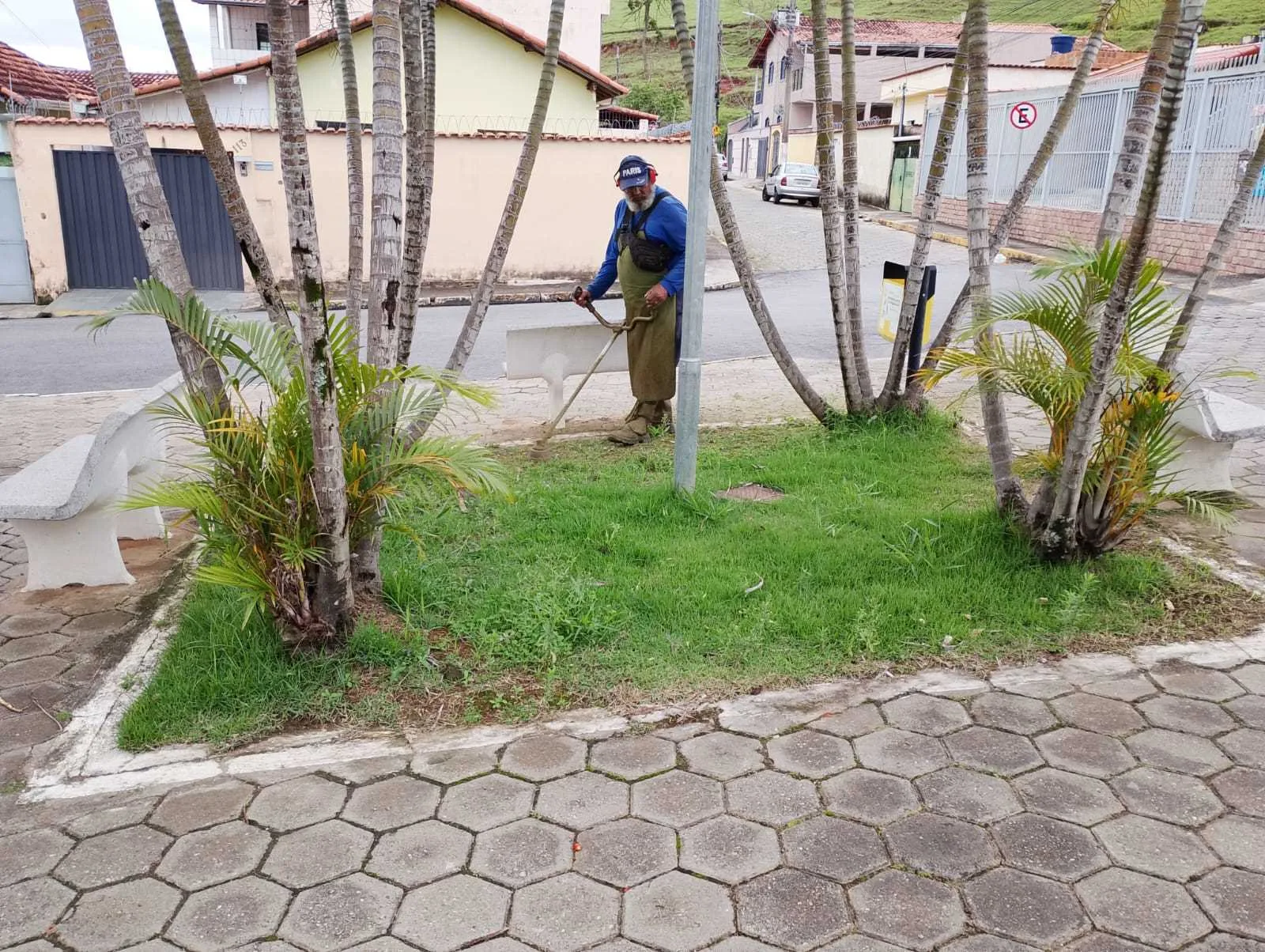 Mutirão de Limpeza leva cuidado e manutenção à Praça Padre Léo, no bairro Medicina