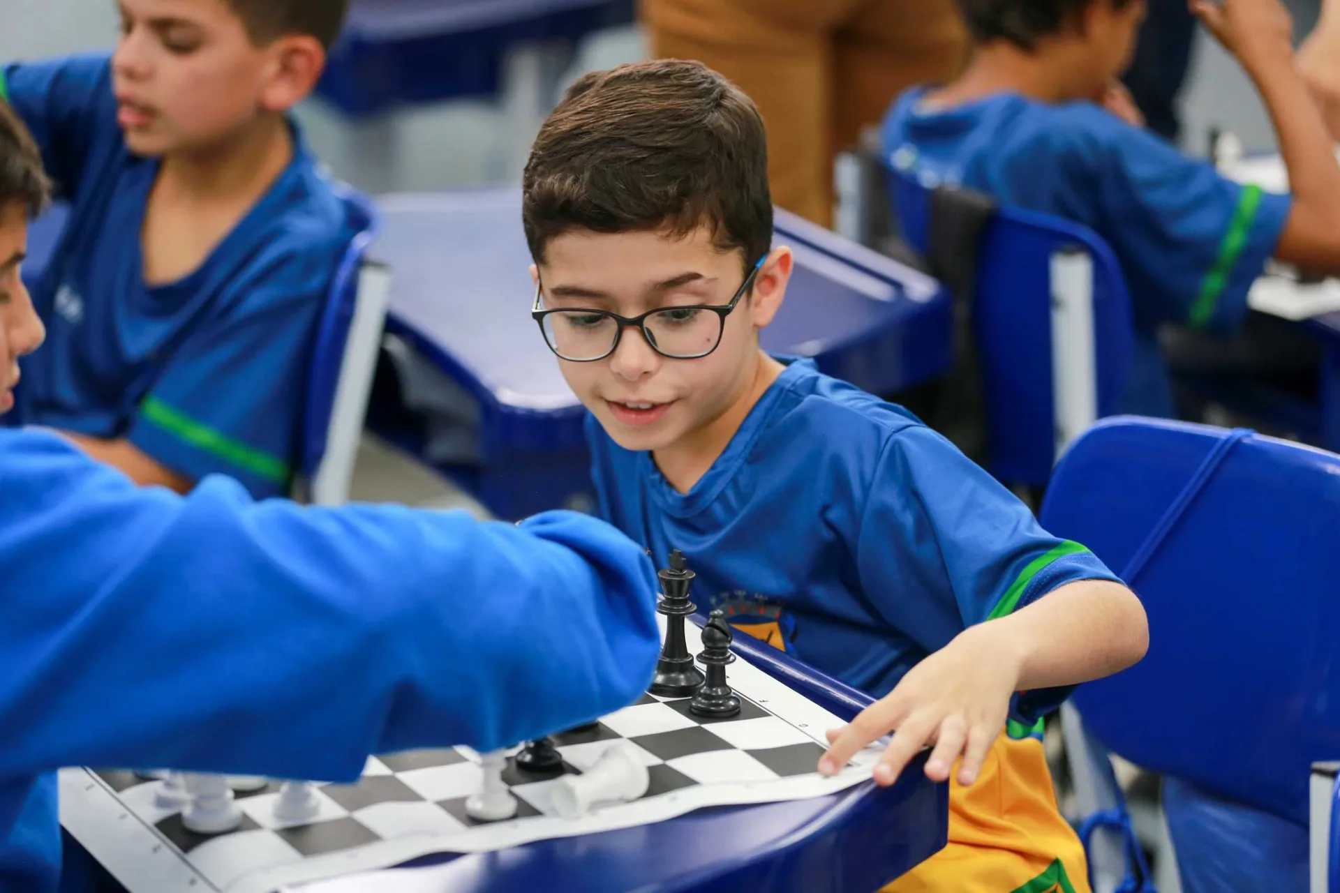 Alunos do tempo integral recebem materiais para aulas de xadrez