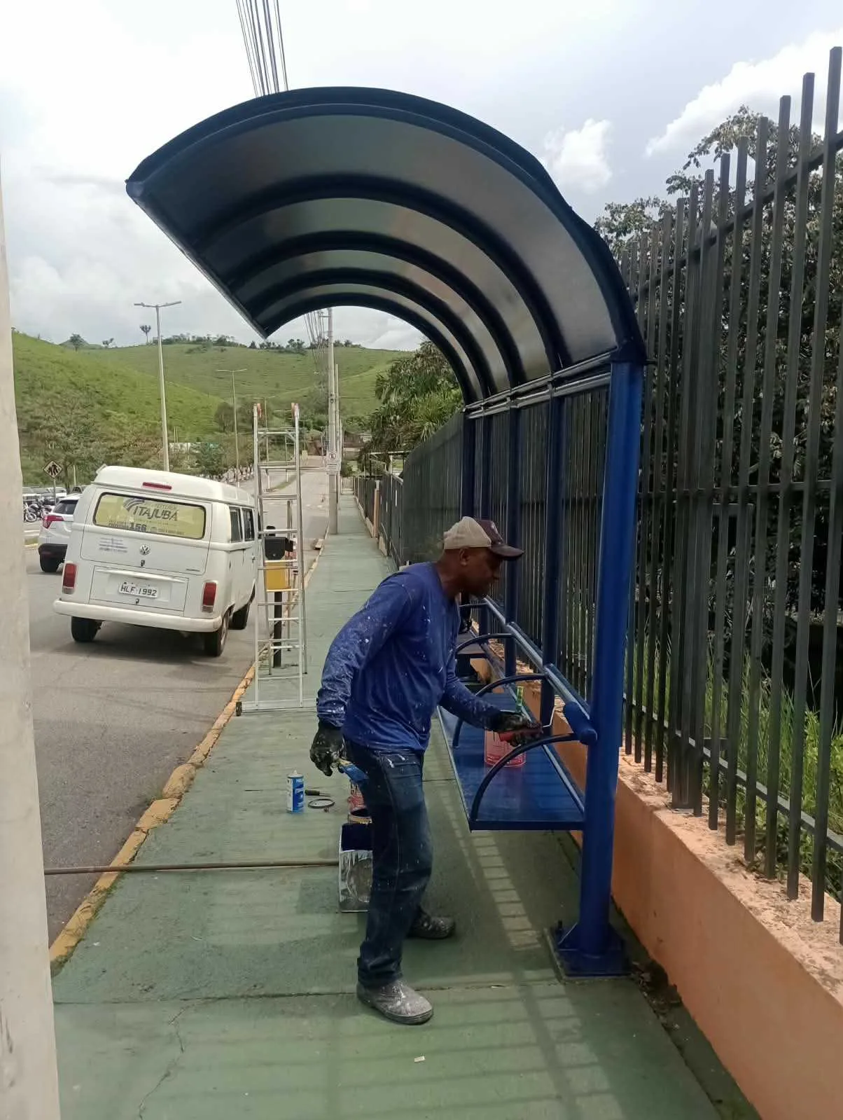 Novo ponto de ônibus traz mais conforto para quem passa pela Estiva