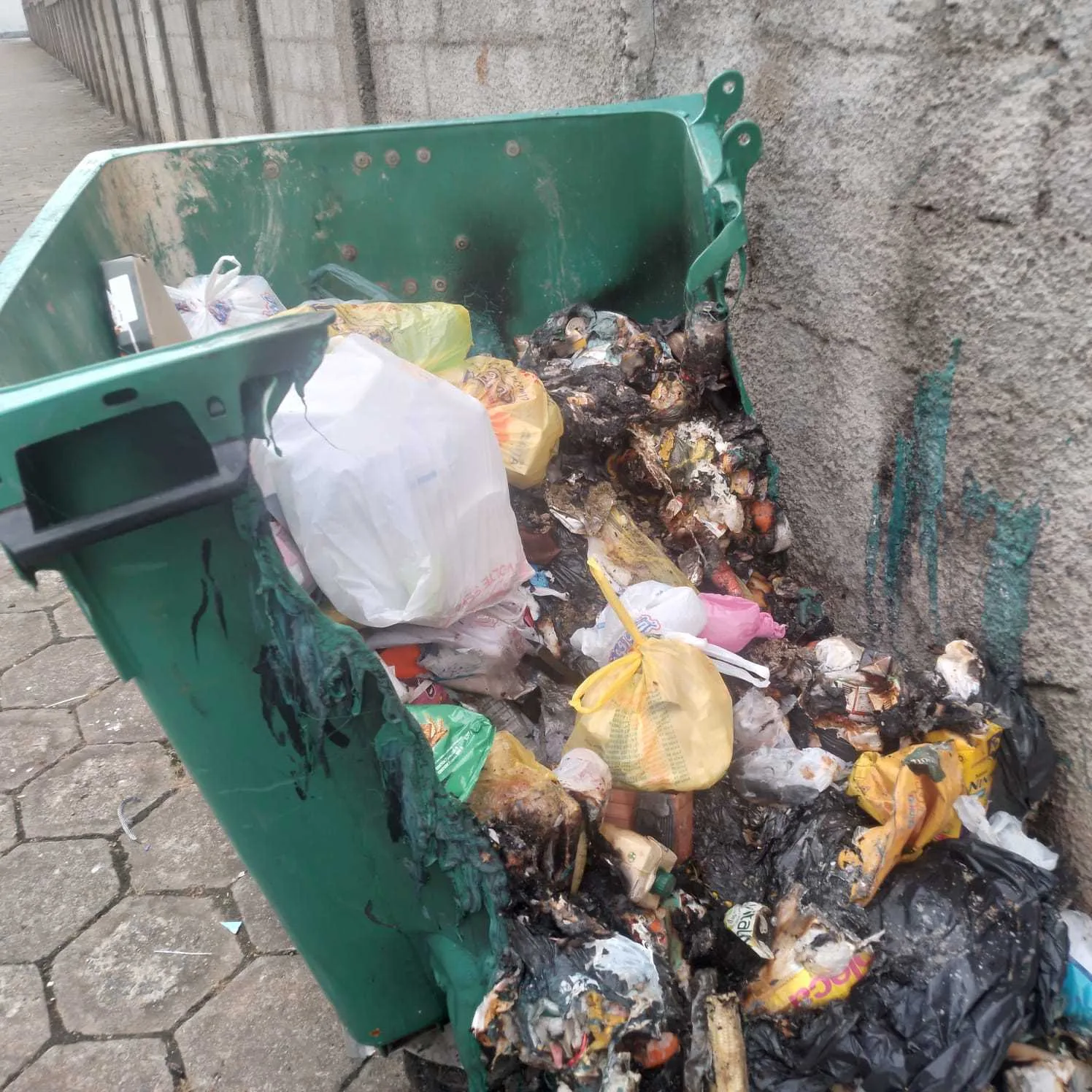 Contêiner é queimado poucos dias após instalação na Vila Rubens