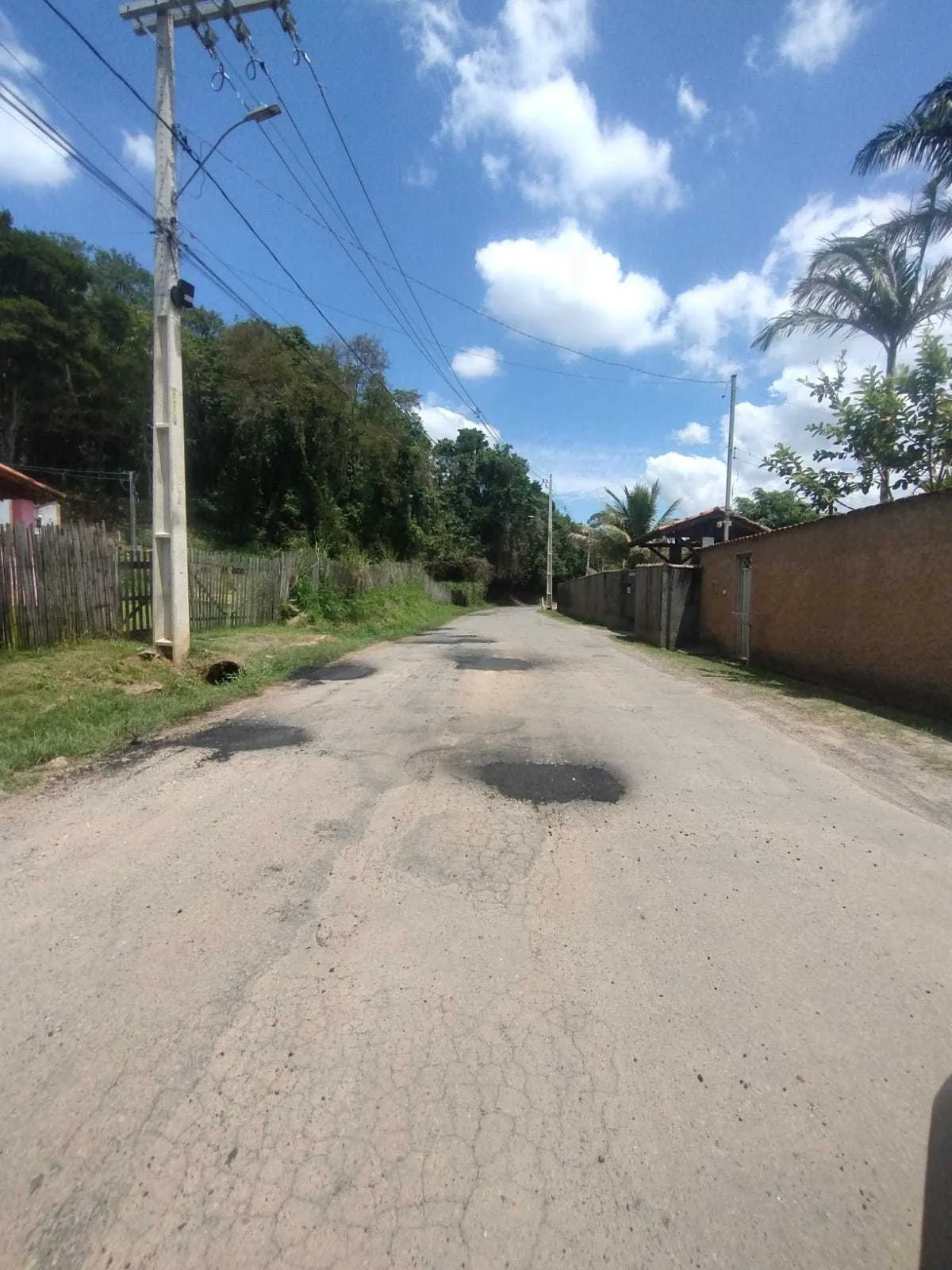 Tapa-buracos atende diversos pontos do bairro Anhumas