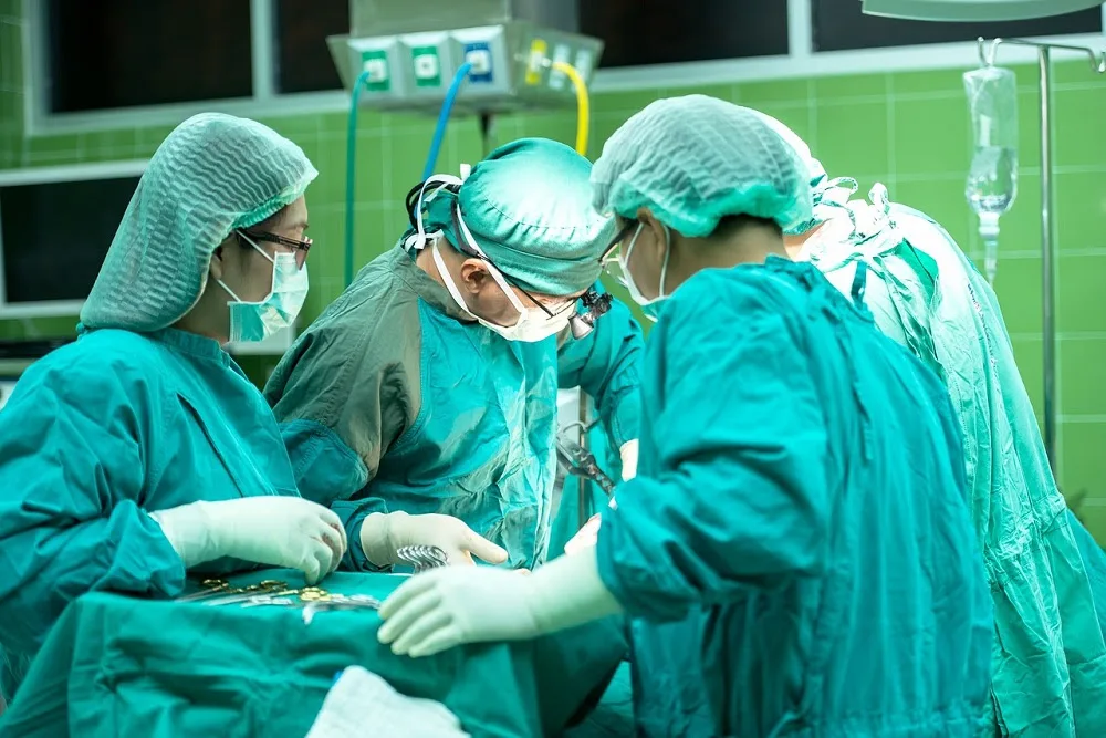 Médico deve indenizar paciente por erro em cirurgia de hérnia