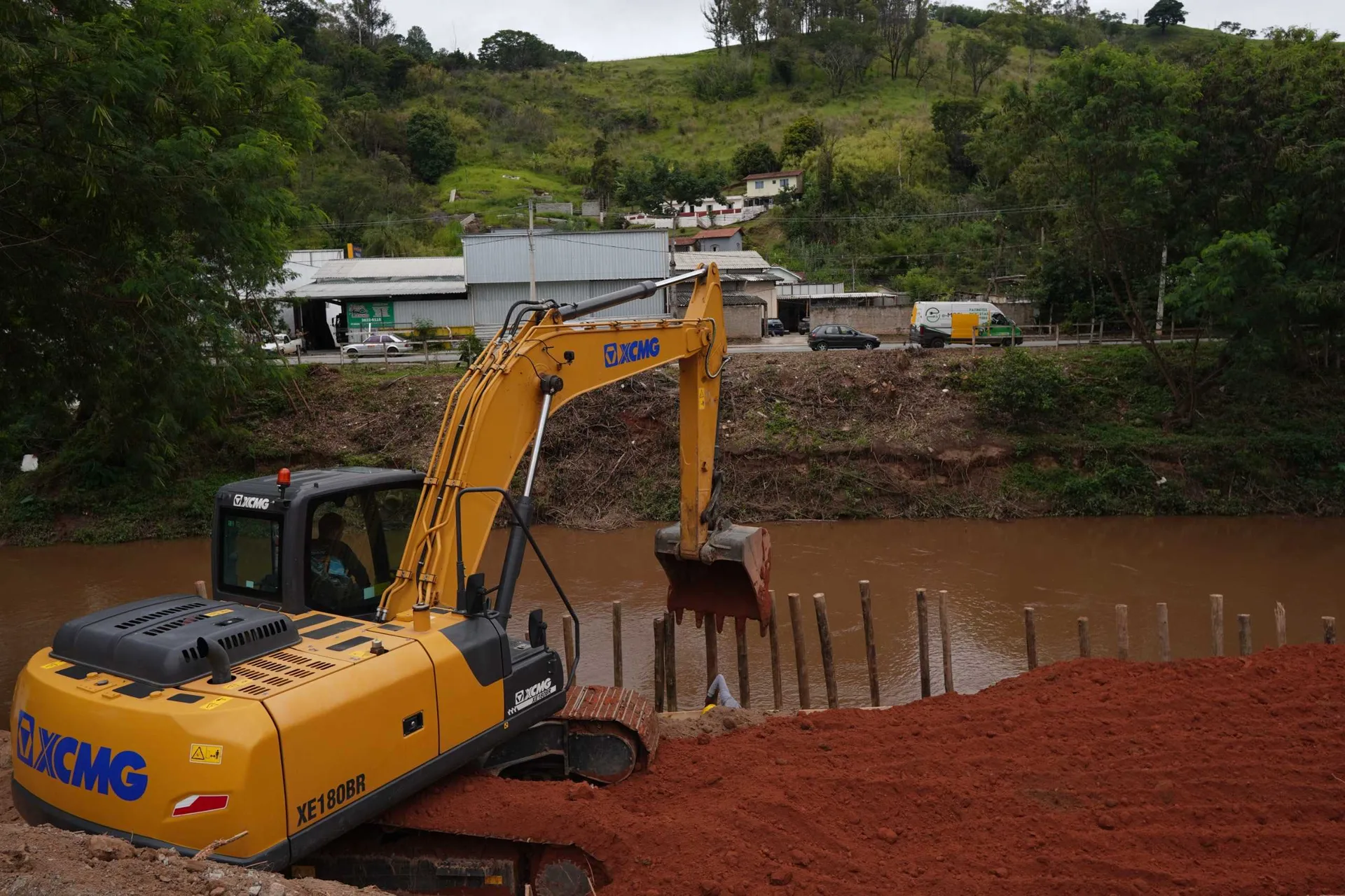 Obra da passarela avança e atende demanda histórica do bairro Varginha