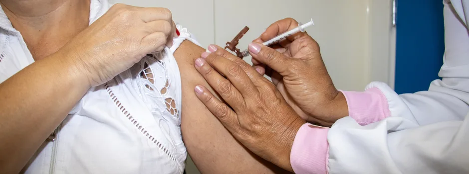 Minas Gerais inicia vacinação contra dengue para profissionais de saúde
