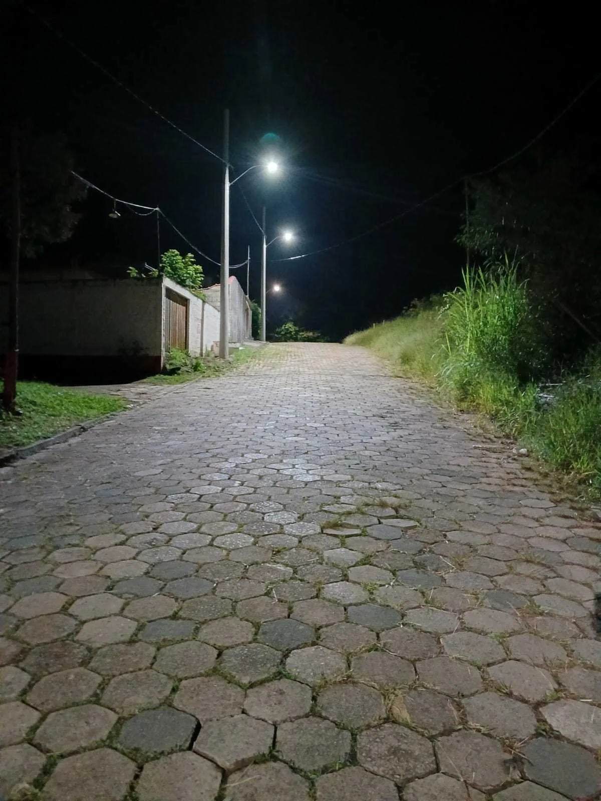 Programa Ilumina Itajubá avança e leva nova iluminação à rua do bairro Bahamas