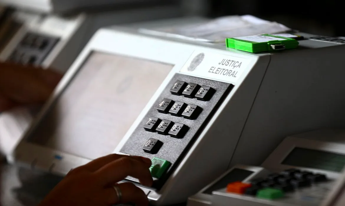 Onze governadores renunciam para disputar eleições de outubro