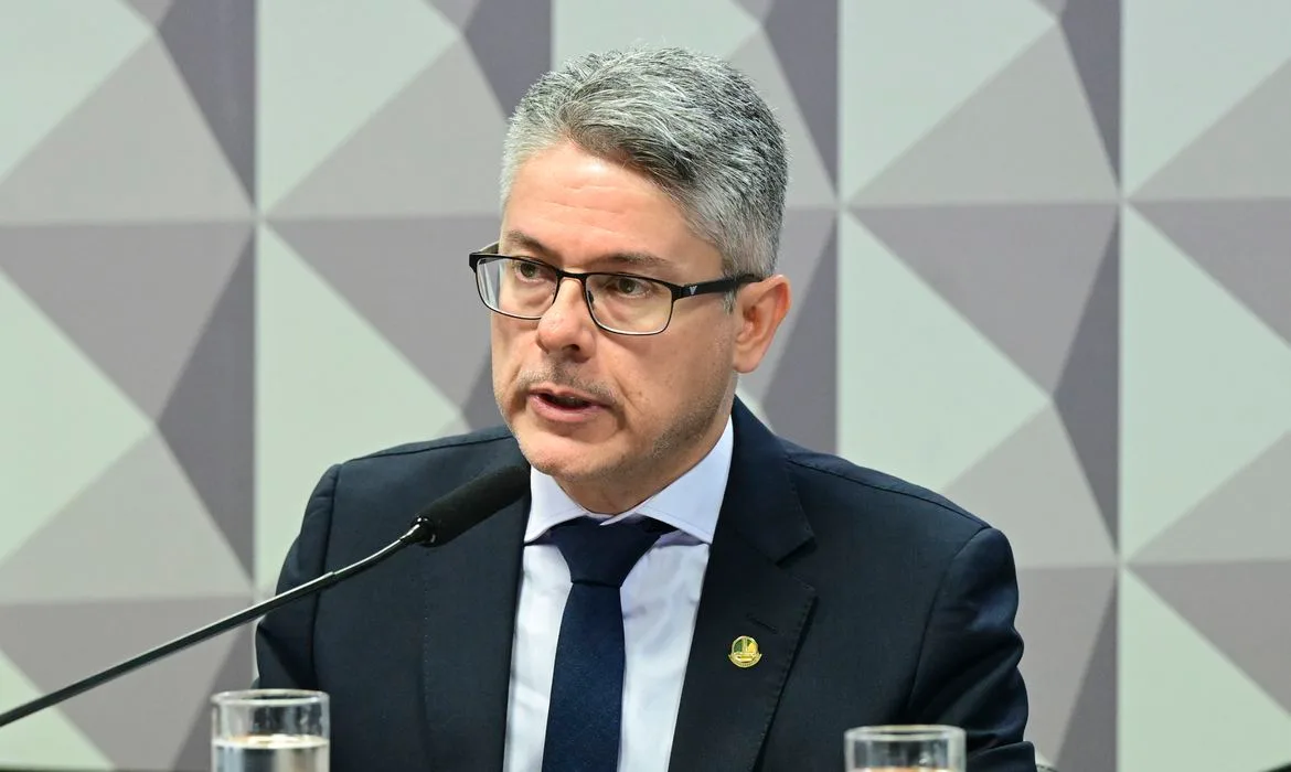 Relatório da CPI do Crime conecta facções com sistema financeiro