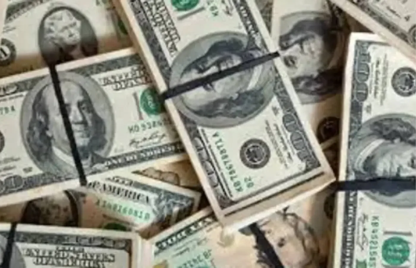DÓLAR: moeda fecha em alta, cotado a R$ 5,00