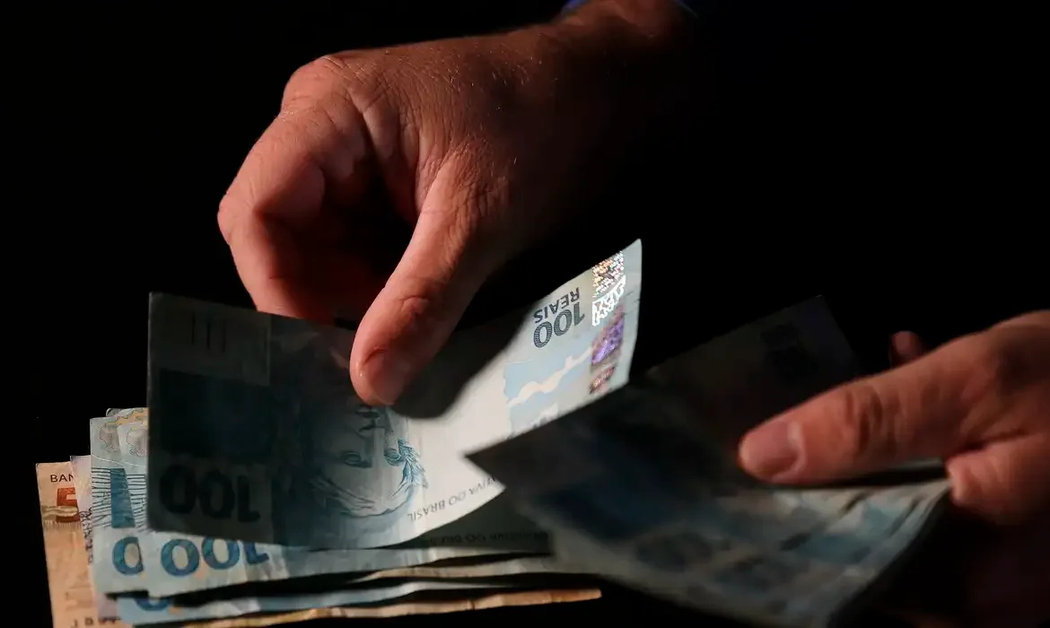 Endividamento entre quem ganha menos é impulsionado por saúde e desemprego, aponta pesquisa