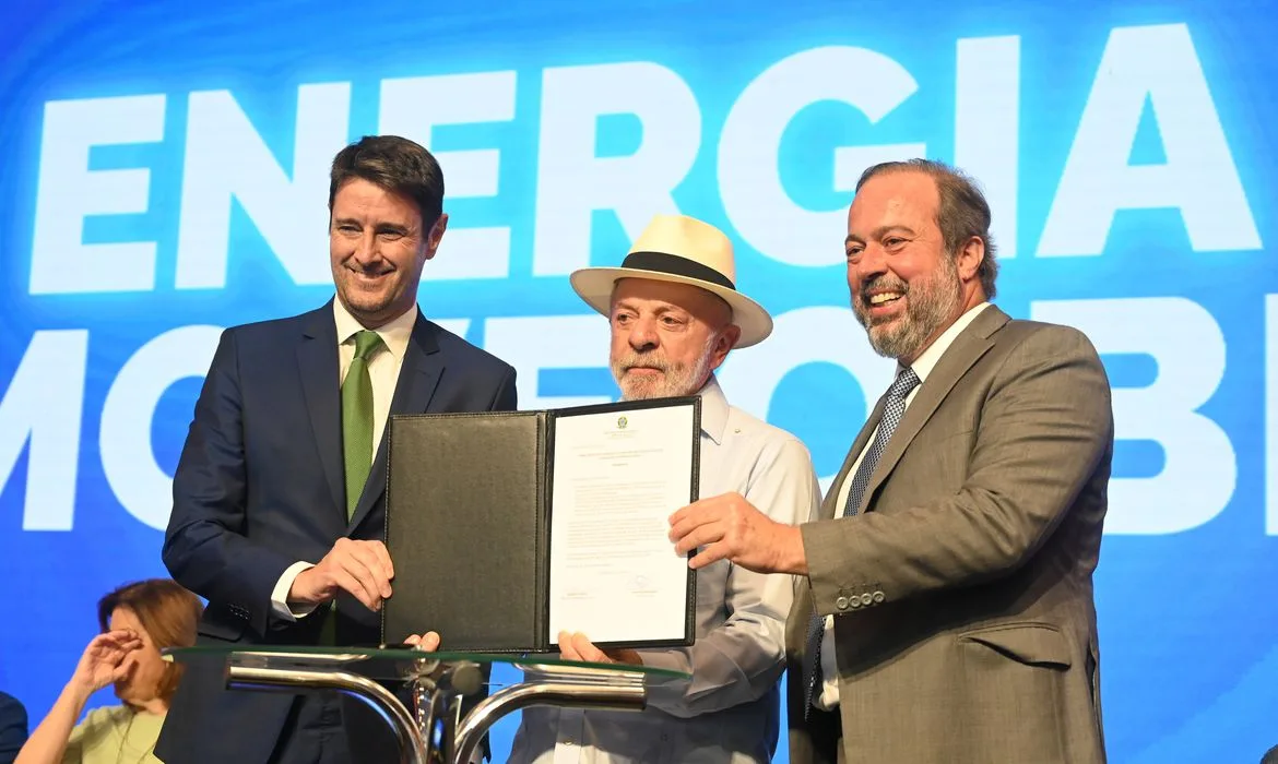 Governo renova contratos com distribuidoras de energia em 13 estados