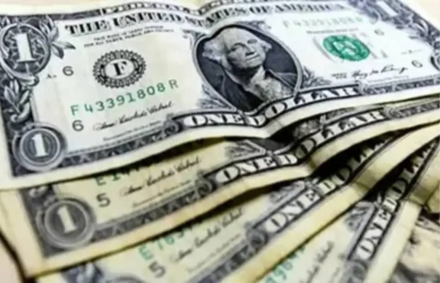 Em alta, dólar encerra última sessão cotado a R$ 5,00