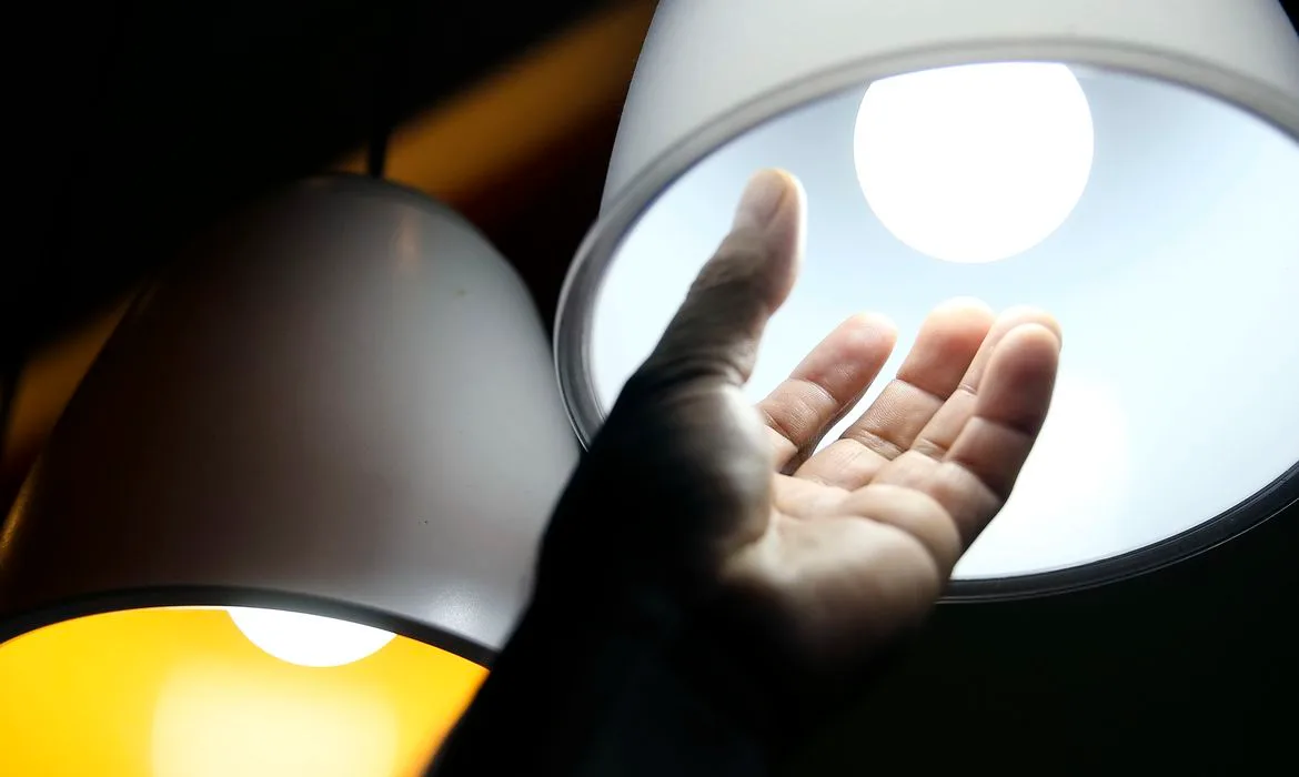 Aneel aprova R$ 5,5 bi para reduzir conta de luz em 22 distribuidoras