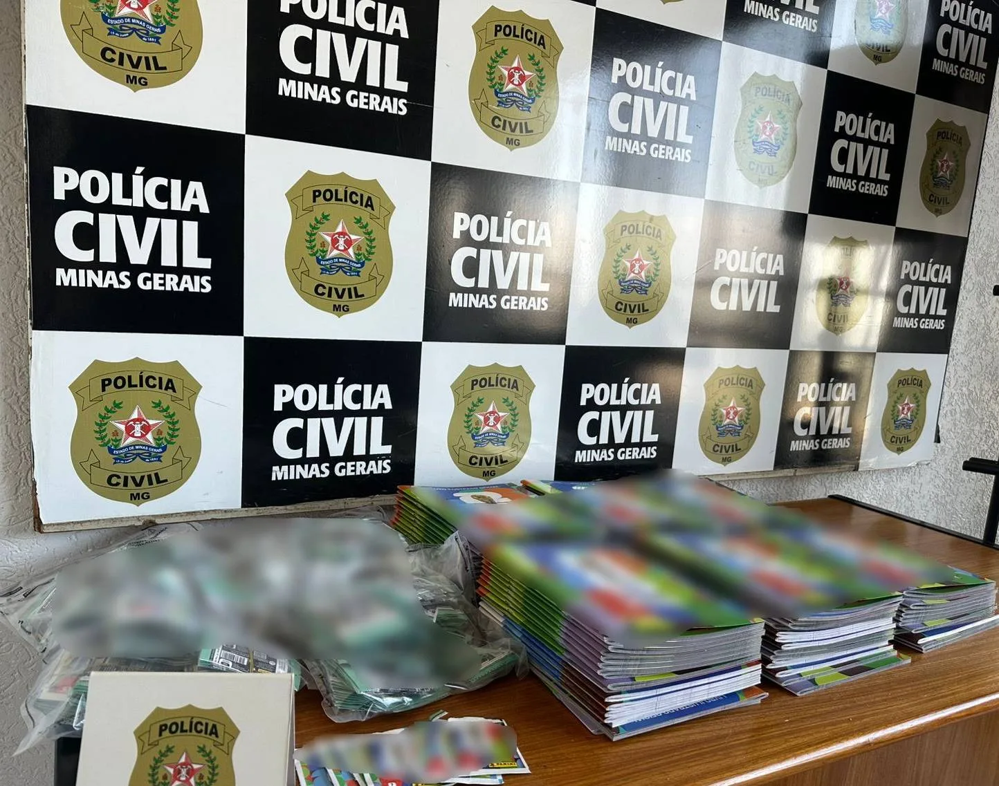PCMG apreende figurinhas falsificadas da Copa do Mundo em Patos de Minas