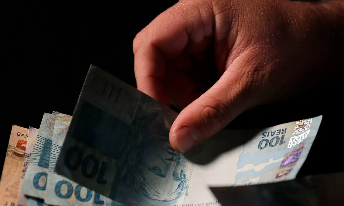 Trabalhadores nascidos em setembro e outubro recebem abono salarial