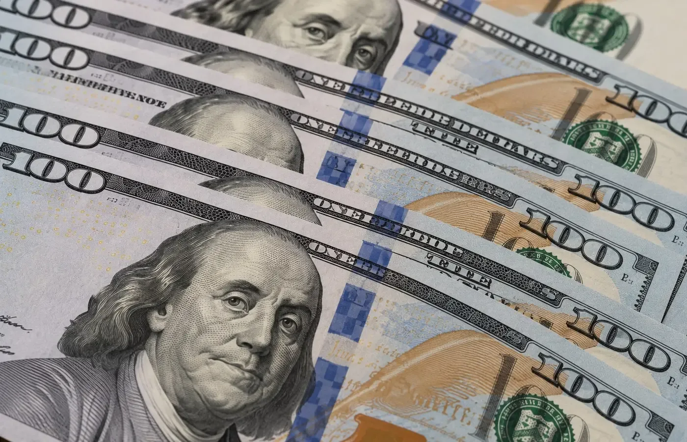 Dólar recua após fala de dirigente do Fed sobre juros